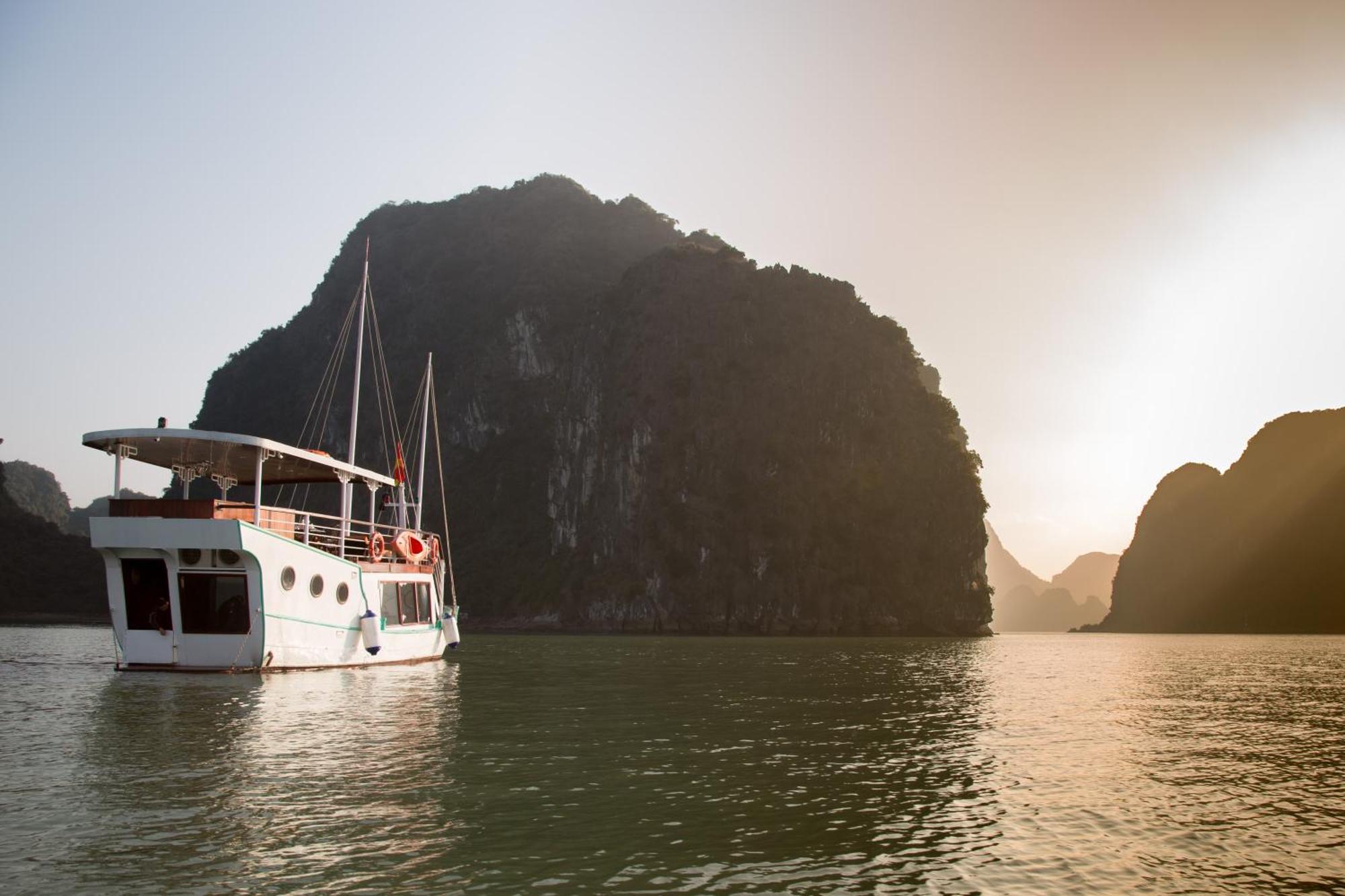 Emeraude Classic Cruises ฮาลอง ภายนอก รูปภาพ